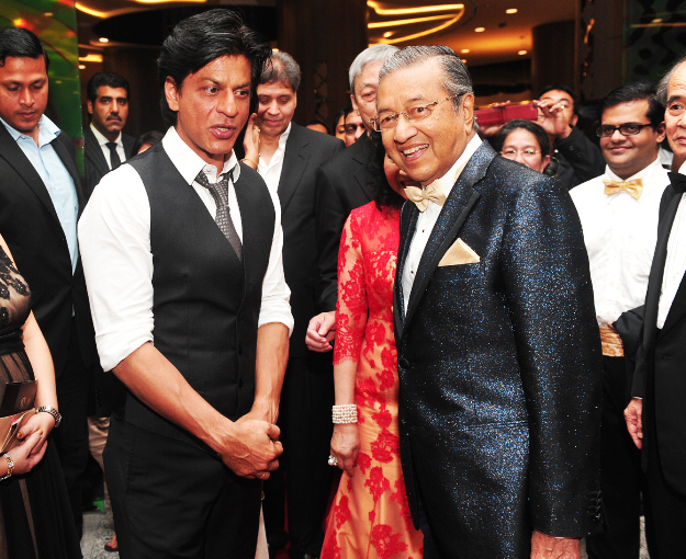 Bollywood Life: Shahrukh Khan gets Malaysia’s prestigious Brand Laureate Legendary Award